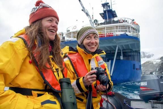 A escocesa Rowan e a americana Sara, felizes de estarem de volta ao mar, em Elephant Island, na Antártida (foto de Jeff orlowski)
